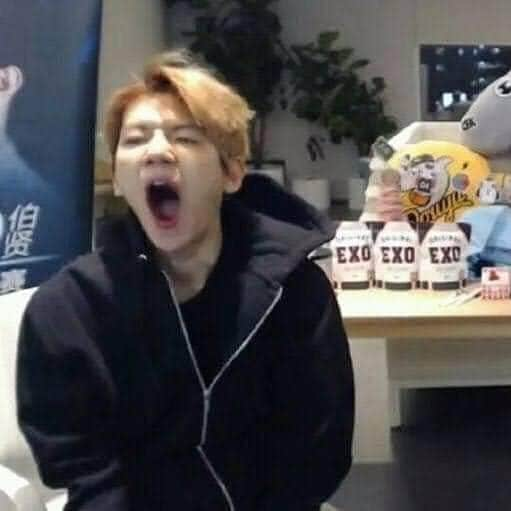 スホさんのインスタグラム写真 - (スホInstagram)「Literally me every night, waiting for EXO and SM to drop their Comeback teaser 🥴🤡 #exo #weareoneexo #comeback #teaser」5月7日 21時18分 - abcdexo_408