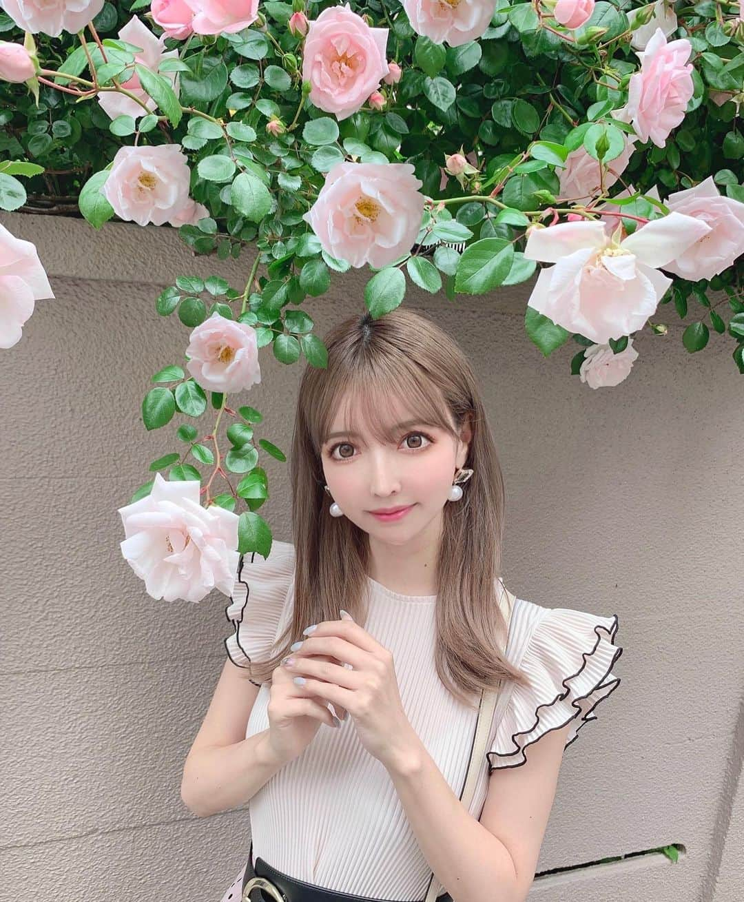 吉川ちかさんのインスタグラム写真 - (吉川ちかInstagram)「薔薇の季節だねぇ！ めちゃくちゃ薔薇が綺麗でした お花に囲まれて幸せ☺️💓 . お花って癒されるうぅ！ たくさん癒されたい。 癒しカモーーーン🤣💓💓笑 . #薔薇#薔薇のある暮らし #happy#フラワー#バラ#幸せな時間 #癒し呑気な事#言ってますが#明日は#整形#頑張ってきます#💪」5月7日 21時23分 - yoshikawachika_1116