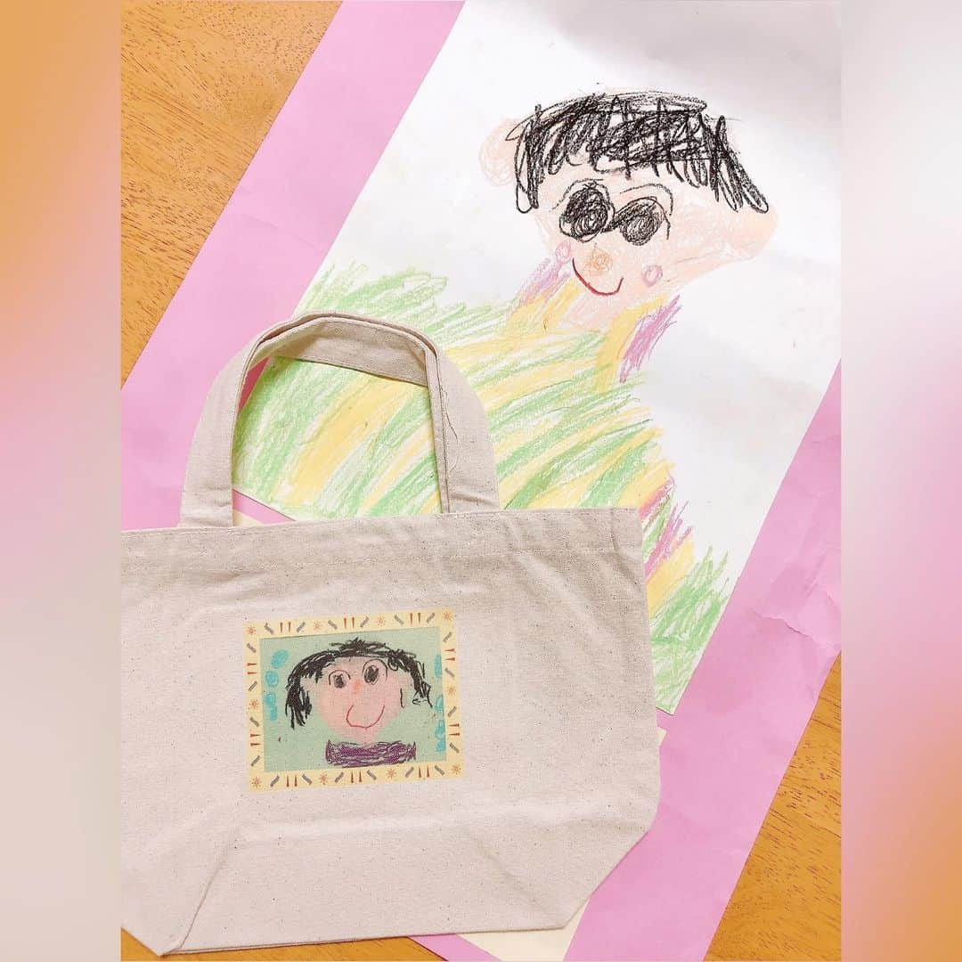 のインスタグラム：「. 宝物が増えました😭💐 あべるもあいりも本当に上手！ 子供が書く絵って可愛すぎません？ ミニバッグ作ってくれたあべるは ˹ママ紫好きだから洋服紫にしたよ！˼ はぁ…可愛すぎて涙出そうになりましたよっと…。 あいりも凄く可愛く描いてくれて…(涙) 2人ともありがとう🥺だいすき🥺💗 #母の日プレゼント #ミニトートバッグ  #年長さん #年中さん #似顔絵 #宝物」