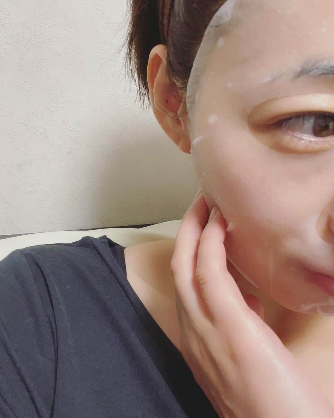 井上和香さんのインスタグラム写真 - (井上和香Instagram)「. 子供が予定よりも早く寝た時  何をすればいいか分からず  とりあえずパックしてみた。笑  こんな週末がくるなんて…  神っ✨✨😉✨✨ . #別のパックもしちゃおうかな笑 #それくらい時間を持て余してる私 #1人時間 #みなさん何してる」5月7日 21時46分 - inoue_waka