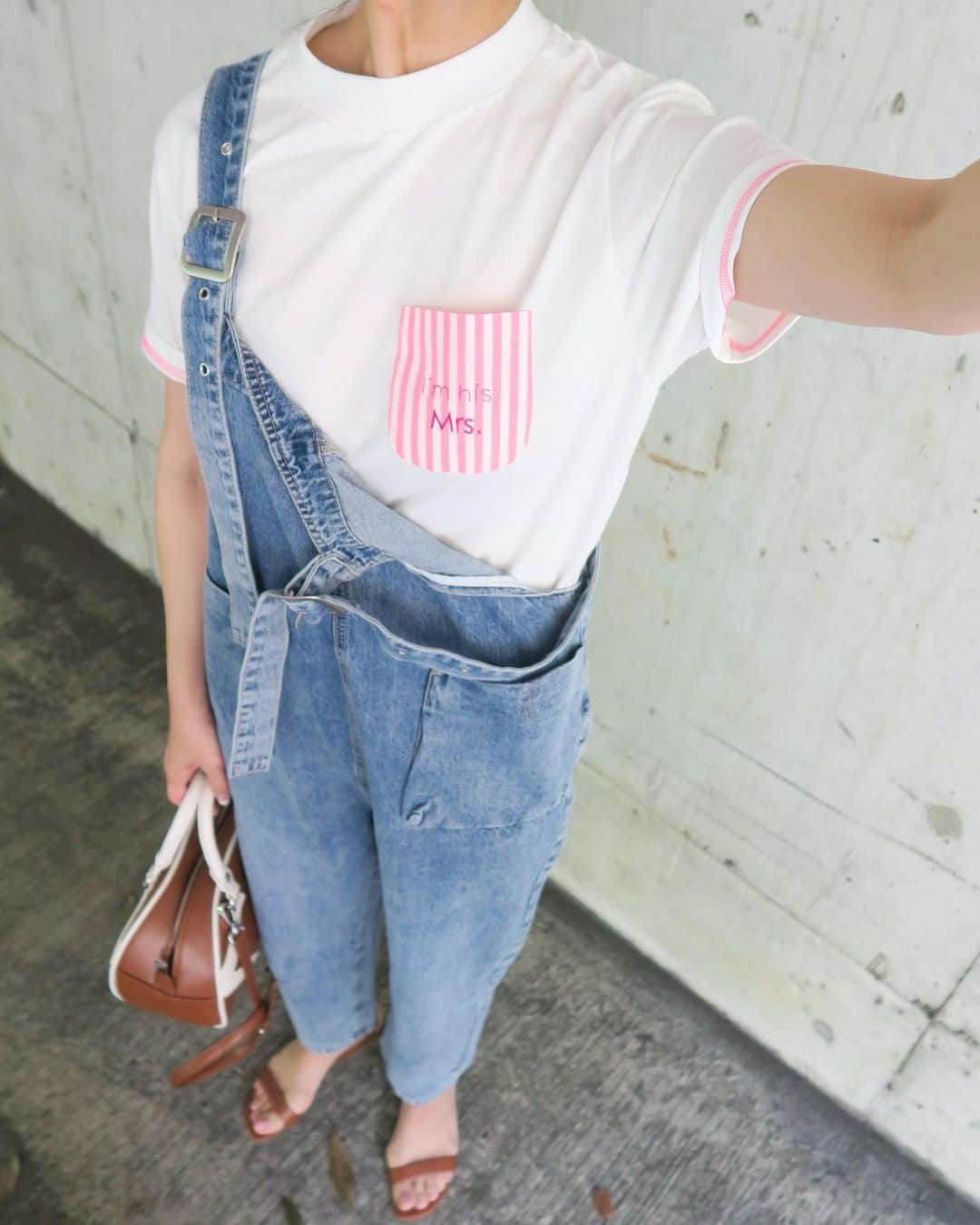 Mai Wakimizuさんのインスタグラム写真 - (Mai WakimizuInstagram)「ブランド立ち上げから毎年出してるMrs.Tシャツ。コレクションして下さってる方も多いはず♡今年はネオンカラーのストライプ♡ほどよいゆとりと薄さに加え、made in japanらしい着心地重視の生地感を是非味わって頂きたい。後ろのデザインタグや、袖口を折り返すと見えるネオンステッチもポイント♡合わせたデニムサロペットもめちゃくちゃお気に入りのやつ＼(^o^)／軽くて柔らかくて、いわゆるデニムの硬くてしんどい感じがゼロなんです♡このコーデでUSJ行きたいな。笑 #wakkinstyle#ootd#coordinate#ママコーデ tops&overalls:#linkable @linkable_official(来週13日発売予定) bag:#prada shoes:#manoloblahnik  sunglasses:#oliverpeoples ×#therow」5月7日 21時46分 - wakkin__m