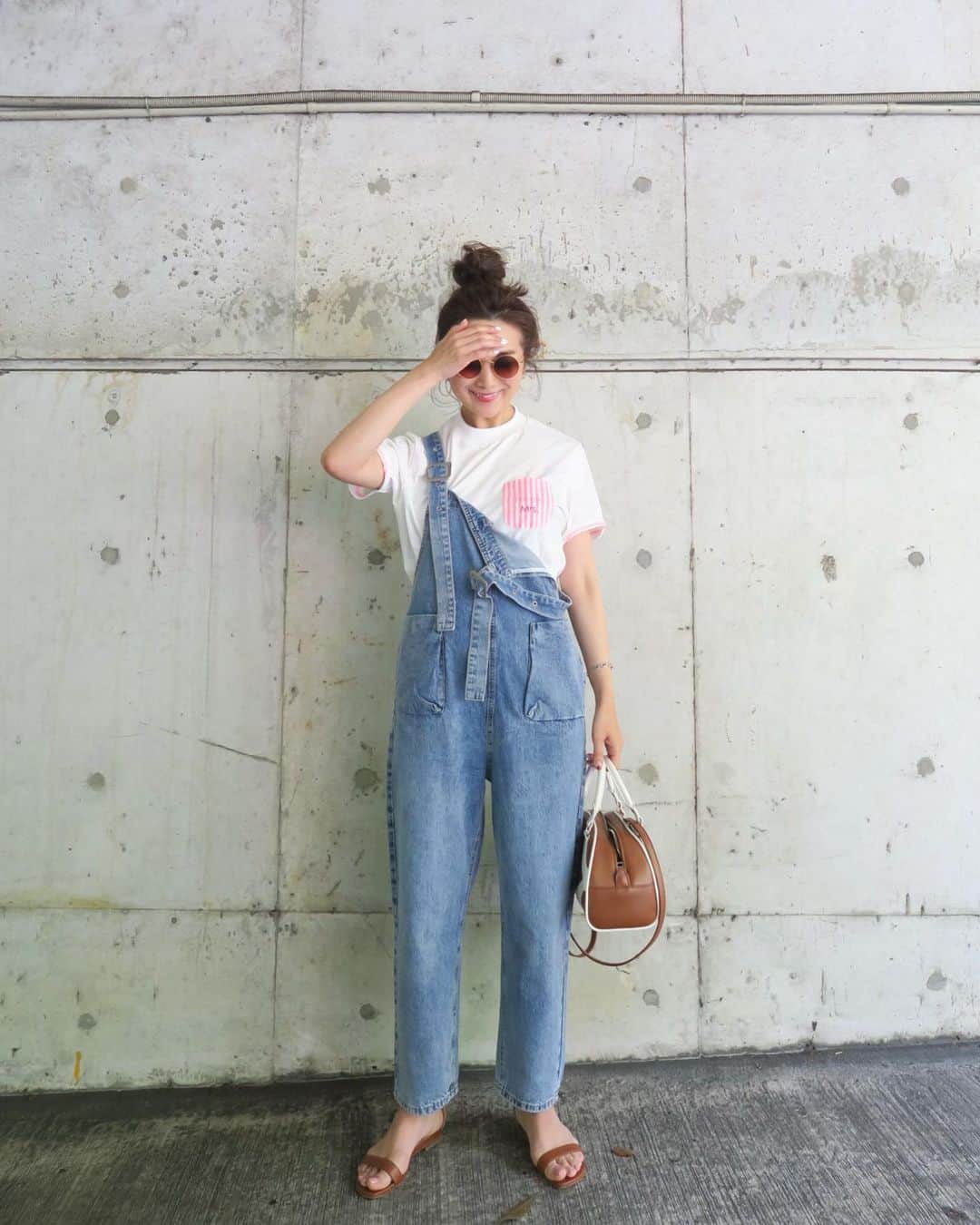 Mai Wakimizuのインスタグラム：「ブランド立ち上げから毎年出してるMrs.Tシャツ。コレクションして下さってる方も多いはず♡今年はネオンカラーのストライプ♡ほどよいゆとりと薄さに加え、made in japanらしい着心地重視の生地感を是非味わって頂きたい。後ろのデザインタグや、袖口を折り返すと見えるネオンステッチもポイント♡合わせたデニムサロペットもめちゃくちゃお気に入りのやつ＼(^o^)／軽くて柔らかくて、いわゆるデニムの硬くてしんどい感じがゼロなんです♡このコーデでUSJ行きたいな。笑 #wakkinstyle#ootd#coordinate#ママコーデ tops&overalls:#linkable @linkable_official(来週13日発売予定) bag:#prada shoes:#manoloblahnik  sunglasses:#oliverpeoples ×#therow」