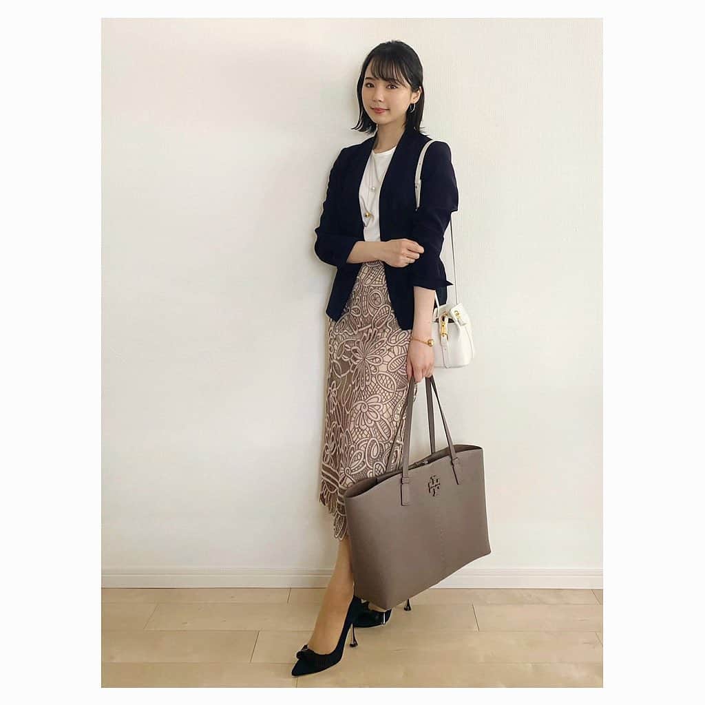 のインスタグラム：「連載で 普段小さめのメインバッグ&大きめサブバッグの2個持ちで通勤していると書いたら, リアルな感じが見たいですとコメントいただいたので, リアルコーデを🩰⚪︎* メインバッグは, コーデに合わせて割と毎日変えています。中は貴重品・必需品だけなので, 入れ替えるのもそんなに苦ではないです。 サブバッグ(トリーバーチのトート)は毎日同じように持って行っています。Instagramに載せるときはメインバッグの方しか持っていないけれど, 実際は常にサブバッグと一緒です笑 ノートPCやお弁当&水筒, メイクポーチなどを入れて持ち歩いています✌🏻  マイストラーダの大柄なレーススカートが相変わらずツボで 穿くと気分が上がります☺️♪ そろそろ 最近買ったお洋服や夏用のお洋服を取り入れたコーデをつくりたいな〜……✴︎°  blouse. @lialapg  skirt. @mystrada_official  jacket. @thesuitcompany_onlineshop  pumps. @manoloblahnik  bag.(main) @celine  bag.(sub) @toryburch  necklace. @beigecomma  pierce. @mizukijewels ring. #cuicui watch. #agete  #お仕事コーデ #オフィスカジュアル #オフィスコーデ #お仕事服 #通勤コーデ #通勤スタイル #olコーデ #スーツコーデ #スーツ女子 #スーツスタイル  #ジャケットコーデ #ジャケット女子 #ジャケットスタイル #ノーカラージャケット  #lialapg #mystrada #thesuitcompany #manoloblahnik #マノロブラニク #celine #toryburch #ベイジ #ベイジカンマ #mizukijewelry #通勤バッグ #お仕事バッグ」