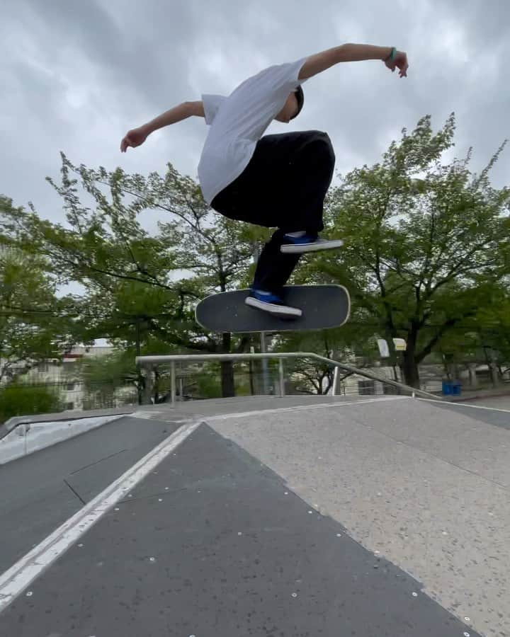 BANRI KOBAYASHIのインスタグラム：「Takara & Takumu 📹  iPhoneの撮影むずい🙃 @takara19skt @lil.t.__  @diaspora_skateboards」