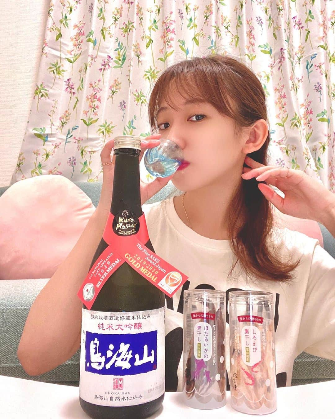 住吉史衣さんのインスタグラム写真 - (住吉史衣Instagram)「. . おうち晩酌🍶😌 最近お酒飲むとすぐ眠くなってしまうので おうちで飲むのがちょうどいいの♡ もうこれ打ちながらぽわぽわしてきちゃったよ〜🙃💕 . . アンバサダーをしている天寿酒造の鳥海山。 このシリーズほんと美味しくてお料理も濃厚なのから酢の物までなんでも合うしから、最近おすすめ聞かれると真っ先に紹介してる！ この仕事をしてなかったら出逢えなかったかもしれないから本当ご縁って大切🥺❣️ . .  @tenju_1830  #天寿酒造 #天寿 #秋田県 #日本酒 #アンバサダー  #日本酒アンバサダー #純米大吟醸 #純米 #純米酒 #鳥海山 #おうちのみ #清酒  #日本酒 #地酒 #일본술 #おつまみ #ホタルイカ #白海老 #nihonshu #japanesesake #sakebottle #女子飲み #唎酒師 #ひとりのみ女子 #日本酒女子 #日本酒インスタグラマー #晩酌 #飲酒タグラム #グルメ女子 #酒器 #日本酒女子会 .」5月7日 21時41分 - fumie_0426