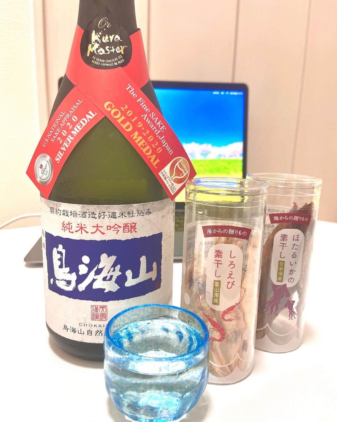 住吉史衣さんのインスタグラム写真 - (住吉史衣Instagram)「. . おうち晩酌🍶😌 最近お酒飲むとすぐ眠くなってしまうので おうちで飲むのがちょうどいいの♡ もうこれ打ちながらぽわぽわしてきちゃったよ〜🙃💕 . . アンバサダーをしている天寿酒造の鳥海山。 このシリーズほんと美味しくてお料理も濃厚なのから酢の物までなんでも合うしから、最近おすすめ聞かれると真っ先に紹介してる！ この仕事をしてなかったら出逢えなかったかもしれないから本当ご縁って大切🥺❣️ . .  @tenju_1830  #天寿酒造 #天寿 #秋田県 #日本酒 #アンバサダー  #日本酒アンバサダー #純米大吟醸 #純米 #純米酒 #鳥海山 #おうちのみ #清酒  #日本酒 #地酒 #일본술 #おつまみ #ホタルイカ #白海老 #nihonshu #japanesesake #sakebottle #女子飲み #唎酒師 #ひとりのみ女子 #日本酒女子 #日本酒インスタグラマー #晩酌 #飲酒タグラム #グルメ女子 #酒器 #日本酒女子会 .」5月7日 21時41分 - fumie_0426