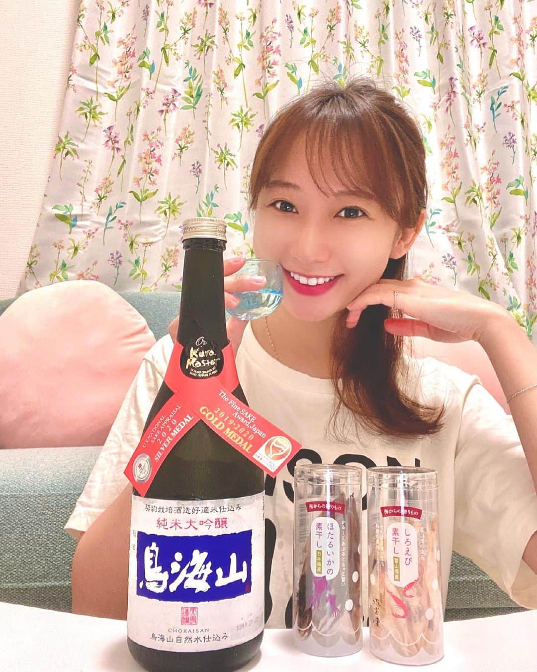 住吉史衣さんのインスタグラム写真 - (住吉史衣Instagram)「. . おうち晩酌🍶😌 最近お酒飲むとすぐ眠くなってしまうので おうちで飲むのがちょうどいいの♡ もうこれ打ちながらぽわぽわしてきちゃったよ〜🙃💕 . . アンバサダーをしている天寿酒造の鳥海山。 このシリーズほんと美味しくてお料理も濃厚なのから酢の物までなんでも合うしから、最近おすすめ聞かれると真っ先に紹介してる！ この仕事をしてなかったら出逢えなかったかもしれないから本当ご縁って大切🥺❣️ . .  @tenju_1830  #天寿酒造 #天寿 #秋田県 #日本酒 #アンバサダー  #日本酒アンバサダー #純米大吟醸 #純米 #純米酒 #鳥海山 #おうちのみ #清酒  #日本酒 #地酒 #일본술 #おつまみ #ホタルイカ #白海老 #nihonshu #japanesesake #sakebottle #女子飲み #唎酒師 #ひとりのみ女子 #日本酒女子 #日本酒インスタグラマー #晩酌 #飲酒タグラム #グルメ女子 #酒器 #日本酒女子会 .」5月7日 21時41分 - fumie_0426