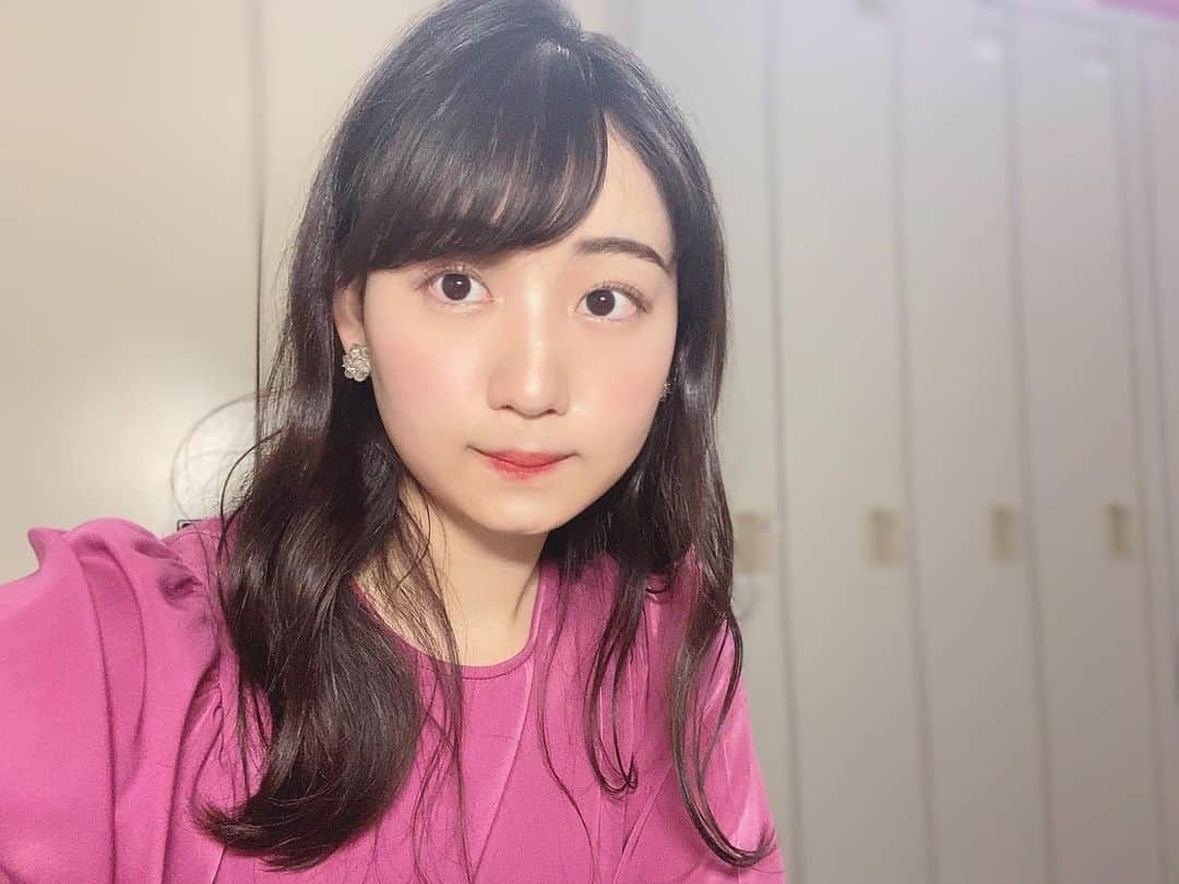 大場あゆみのインスタグラム：「先月の放送日 𓈒𓏸𓐍 ﻿ ﻿ この日のヘアアレンジ﻿ とても可愛くて好みでした📷✨﻿ ﻿ 毎回パパーッと素敵に仕上げてくださる﻿ ヘアメイクさんに感謝です😊﻿ ﻿ ﻿ 緊急事態宣言の延長が決定しまだまだ我慢の日々が続きますが﻿ 今はぐっと堪えて一緒に頑張りましょう！！﻿ ﻿ ﻿ 𓂃𓂃𓂃𓂃𓂃𓂃𓂃𓂃𓂃𓂃𓂃𓂃𓂃𓂃𓂃𓂃𓂃𓂃﻿ ﻿ 実はBSフジ学生キャスターの業務日誌(ブログ)も 少しずつ更新しています！﻿ ﻿ プロフィールのURLから見れますので、﻿ ぜひ覗いてみてください～🎞﻿ ﻿ 𓂃𓂃𓂃𓂃𓂃𓂃𓂃𓂃𓂃𓂃𓂃𓂃𓂃𓂃𓂃𓂃𓂃𓂃﻿ ﻿ ﻿ #bsフジ学生キャスター #学生キャスター #女子大生 #ヘアアレンジ #ヘアメイク #衣装 #コーデ #メイク #caster #cordinate #hair #hairstyle #japan #makeup #hairmake #cute #instagood #instalike」