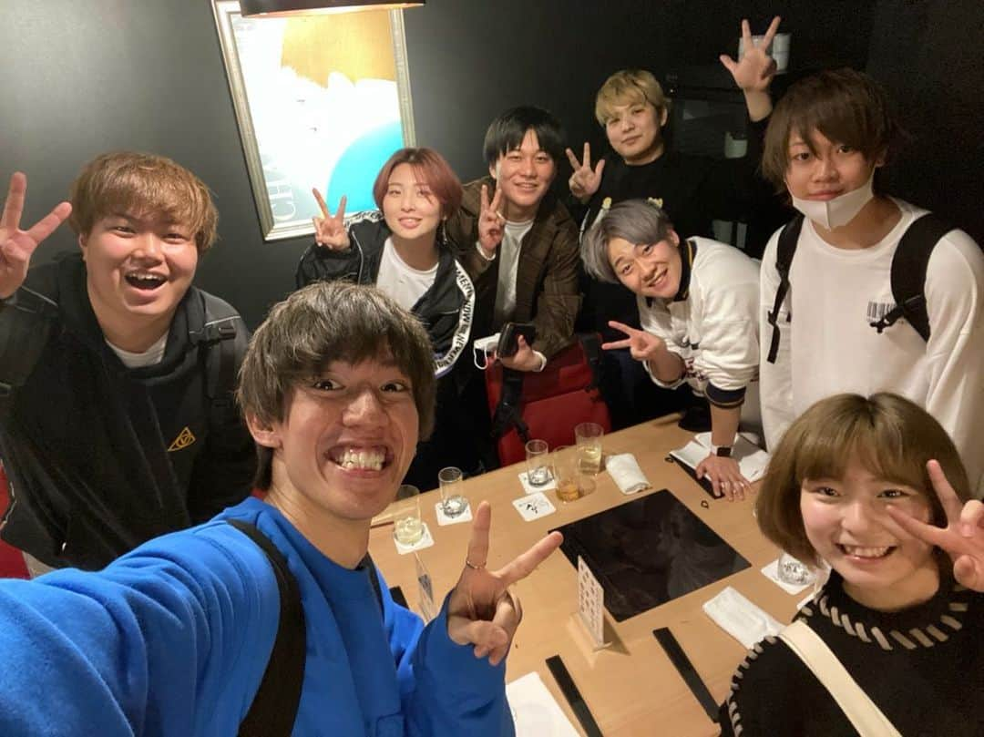 ちぃのインスタグラム：「新メンバーの歓迎会📸  りなみんさんの写真が全部壺すぎる🤣  これからもスカイチーム8人をよろしくお願いします🙇‍♀️  これからもいっぱい思い出増やしていくぞ✌️✨   #スカイチーム  #新メンバー  #笑顔が一番  #りなみんさん  #壺」