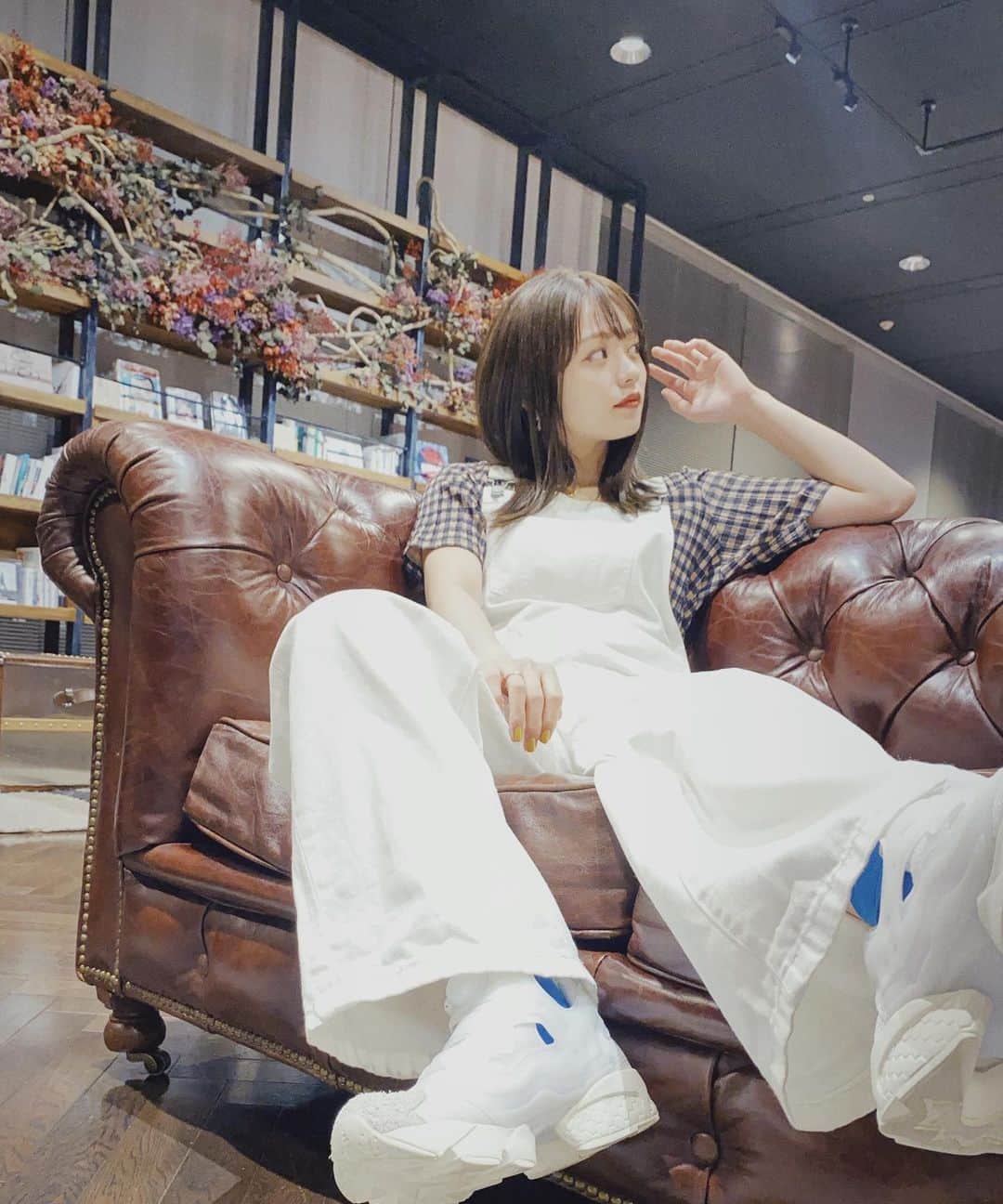 足立佳奈のインスタグラム：「白のオーバーオールって かわいいよね♡♡  #あだちふく #zozoshoes #reebok  #ポンプヒューリー」