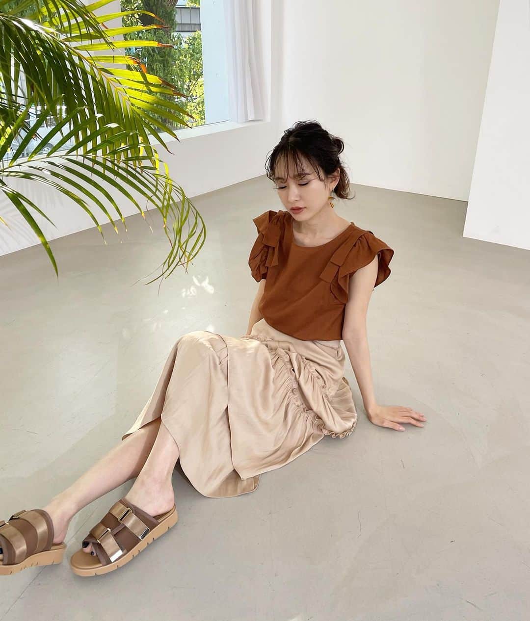 西川瑞希（みずきてぃ）さんのインスタグラム写真 - (西川瑞希（みずきてぃ）Instagram)「本日発売した"サテンスカート"のデザイン、すきだなぁ❤︎とってもとってもこだわった一着☺︎  カジュアルにTシャツ合わせも今っぽく、オトナに着て頂けます//歩くたびにひらひら、ゆらゆら、と揺れてくれる軽やかな生地感もお気に入りっ  コーディネートの主役になってくれる"目を惹く"アイテム✨是非、是非、春夏スタイルに合わせてみてね！  @cheriemona_official  #cheriemona #newarival #skirt #カジュアルコーデ #オトナカジュアル #スカート #サテンスカート #オトナ女子」5月7日 21時59分 - mizuki_nishikawa_