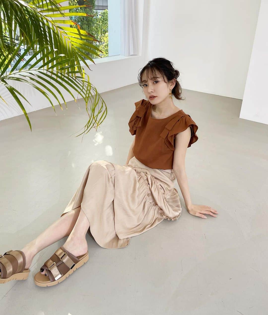 西川瑞希（みずきてぃ）さんのインスタグラム写真 - (西川瑞希（みずきてぃ）Instagram)「本日発売した"サテンスカート"のデザイン、すきだなぁ❤︎とってもとってもこだわった一着☺︎  カジュアルにTシャツ合わせも今っぽく、オトナに着て頂けます//歩くたびにひらひら、ゆらゆら、と揺れてくれる軽やかな生地感もお気に入りっ  コーディネートの主役になってくれる"目を惹く"アイテム✨是非、是非、春夏スタイルに合わせてみてね！  @cheriemona_official  #cheriemona #newarival #skirt #カジュアルコーデ #オトナカジュアル #スカート #サテンスカート #オトナ女子」5月7日 21時59分 - mizuki_nishikawa_