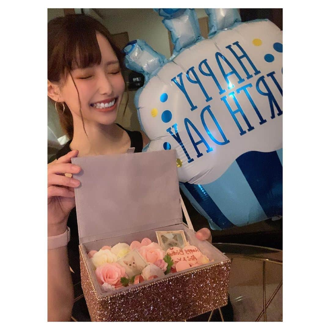 AIRIさんのインスタグラム写真 - (AIRIInstagram)「天使達が早めの誕生日お祝いしてくれた👼  泣きそうになったのは多分バレてない🧞‍♂️笑 生きていて今日が一番いい日かもしれないと思ったから。  大好きな人達にお祝いしてもらったら1年間くらいは頑張るかと思えたし 皆んなが笑ってる所を見てるのが幸せで  てぃちゃんとるーらのケーキにしてくれて可愛すぎて食べられなかったけど プレゼントも最高で、 こんなに私のことを知ってるのは2人だけだから。 ありがとう  #誕生日#パーティー#猫#ラブ  複雑なことも受け入れてくれて寄り添ってくれる🐈 身体が謎だらけでいつ倒れるかわからない状態で、 細胞が謎に増えて攻撃するなんてfxxk 入院も長くて自暴自棄になった時もあったけど  2人に出会えて一緒に楽しいことも悪いこともやって。それだけは奇跡。自慢🤟」5月7日 22時02分 - totonou_airi