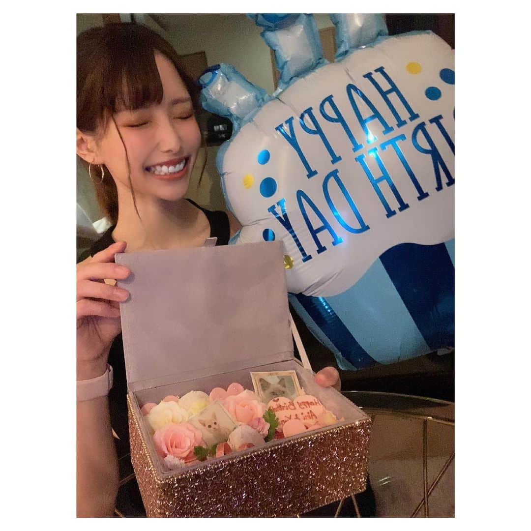 AIRIのインスタグラム：「天使達が早めの誕生日お祝いしてくれた👼  泣きそうになったのは多分バレてない🧞‍♂️笑 生きていて今日が一番いい日かもしれないと思ったから。  大好きな人達にお祝いしてもらったら1年間くらいは頑張るかと思えたし 皆んなが笑ってる所を見てるのが幸せで  てぃちゃんとるーらのケーキにしてくれて可愛すぎて食べられなかったけど プレゼントも最高で、 こんなに私のことを知ってるのは2人だけだから。 ありがとう  #誕生日#パーティー#猫#ラブ  複雑なことも受け入れてくれて寄り添ってくれる🐈 身体が謎だらけでいつ倒れるかわからない状態で、 細胞が謎に増えて攻撃するなんてfxxk 入院も長くて自暴自棄になった時もあったけど  2人に出会えて一緒に楽しいことも悪いこともやって。それだけは奇跡。自慢🤟」