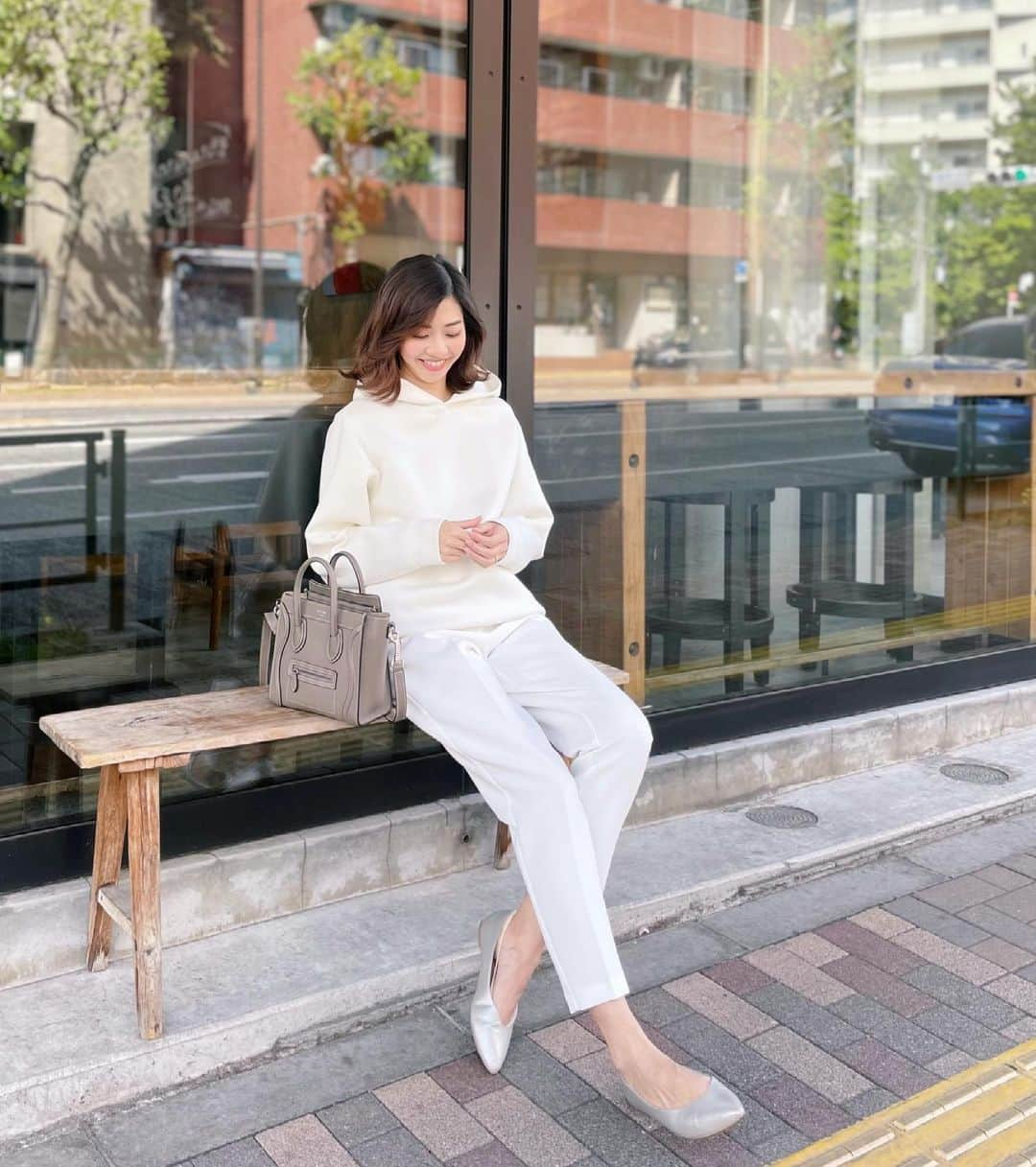 青山美沙子さんのインスタグラム写真 - (青山美沙子Instagram)「#coordinate ♡﻿ ﻿ ﻿ tops・・ @uniqlo﻿ pants・・ @zara﻿ shoes・・ @uniqlo﻿ bag・・ @celine﻿ ﻿ ﻿ ﻿ ﻿ 少し前にストーリーに載せたお気に入りのユニクロのメンズパーカー﻿ ﻿ ﻿ 色違いも欲しくて買いに行ったらもうなかった〜🥺﻿ ネットならあるかな〜﻿ ﻿ ﻿ ﻿ このZARAのパンツは気に入りすぎて﻿ 色違いのブラックもげっと♡﻿ ﻿ ﻿ ﻿写真は広尾にあるSAWAMURAでランチしたときの♡ ﻿ ﻿ 全然関係ないけど最近とあるカフェの色々をお手伝いしてるのだけど、こだわり始めるとキリがないし﻿ 仕事って楽しいけど大変だ🥺﻿ ﻿ さ、私はあと少し今日もがんばる！﻿ ﻿ ﻿ ﻿ 　　﻿ ﻿ #コーディネート#アラサーコーデ#アラサー女子コーデ#アラサーファッションコーデ#165cm#165cmコーデ#大人かわいいコーデ#大人可愛いコーディネート」5月7日 22時37分 - misa1120mh