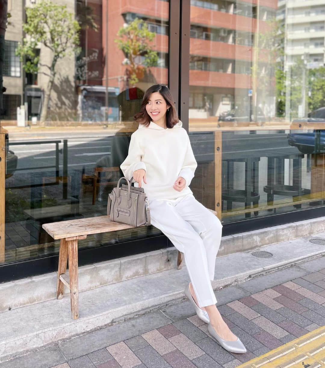 青山美沙子のインスタグラム：「#coordinate ♡﻿ ﻿ ﻿ tops・・ @uniqlo﻿ pants・・ @zara﻿ shoes・・ @uniqlo﻿ bag・・ @celine﻿ ﻿ ﻿ ﻿ ﻿ 少し前にストーリーに載せたお気に入りのユニクロのメンズパーカー﻿ ﻿ ﻿ 色違いも欲しくて買いに行ったらもうなかった〜🥺﻿ ネットならあるかな〜﻿ ﻿ ﻿ ﻿ このZARAのパンツは気に入りすぎて﻿ 色違いのブラックもげっと♡﻿ ﻿ ﻿ ﻿写真は広尾にあるSAWAMURAでランチしたときの♡ ﻿ ﻿ 全然関係ないけど最近とあるカフェの色々をお手伝いしてるのだけど、こだわり始めるとキリがないし﻿ 仕事って楽しいけど大変だ🥺﻿ ﻿ さ、私はあと少し今日もがんばる！﻿ ﻿ ﻿ ﻿ 　　﻿ ﻿ #コーディネート#アラサーコーデ#アラサー女子コーデ#アラサーファッションコーデ#165cm#165cmコーデ#大人かわいいコーデ#大人可愛いコーディネート」