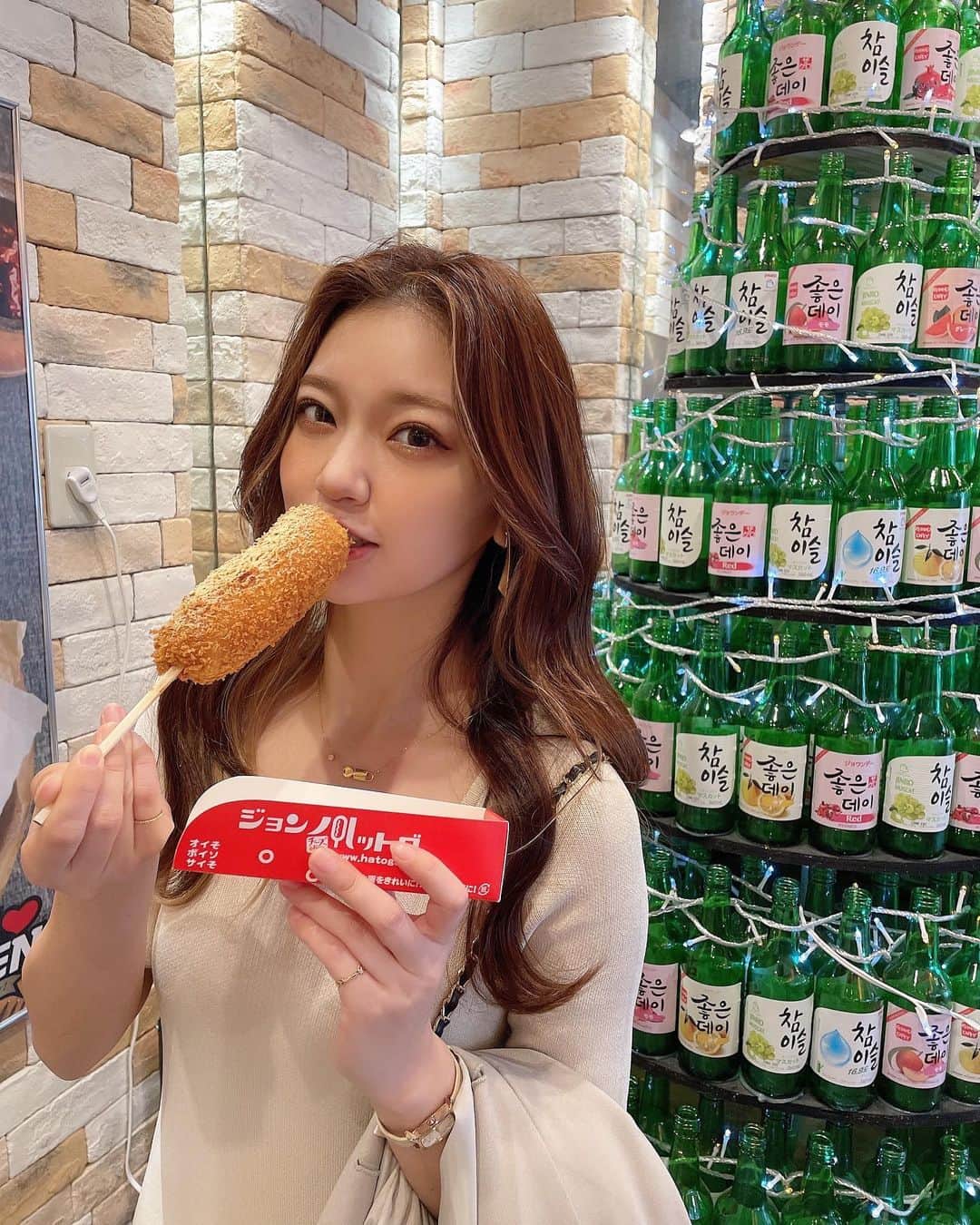 いっちゃん/嶋津 いつみのインスタグラム：「. . GWも終末ももちろん仕事だーい🙃💨 . . . . 大人になったら頑張っても だれもご褒美くれへんからさ たまには自分で自分を甘やかす✌🏻💓 . . ダイエット中は基本、間食はしないけど こないだおやつに チーズ🧀×チーズ🧀のハットグに さらにチーズパウダーかけて カロリー爆弾💣にして頬張ってやったー🐭❤️ . . . . でもリバウンドが怖すぎるので 食事制限とセルフ筋トレは継続中💪🏻💨 . . . .  #いっちゃん  #フリーモデル  #いっちゃんコーデ #ブライダルモデル #アレンジモデル #ヘアカラー  #ヘアアレンジ #くしゃ顔  #フリーモデル #ドレスモデル #ダイエット  #치맥  #좋아요환영 #소통환영 #팔로우환영  #팔로미 #인친환영 #친구해요 #셀카 #셀피」