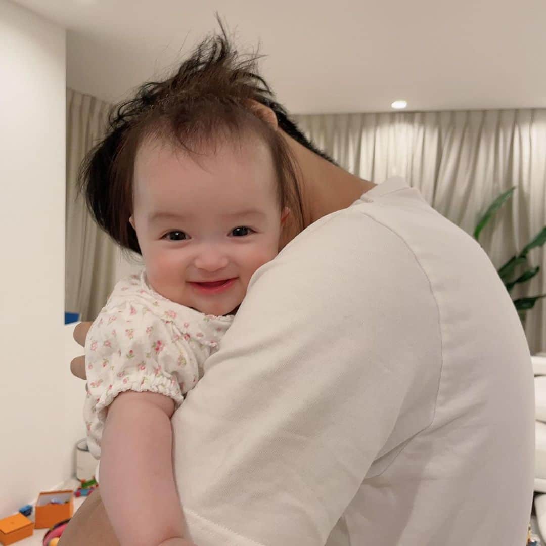 アレクサンダーのインスタグラム：「タイタニック見ながら❤️ 2人でらぶらぶ❤️  #タイタニック」