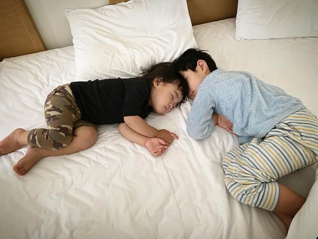 涼紫央さんのインスタグラム写真 - (涼紫央Instagram)「幸せを感じる寝顔 #4歳 #1歳」5月8日 9時28分 - toitoitoi