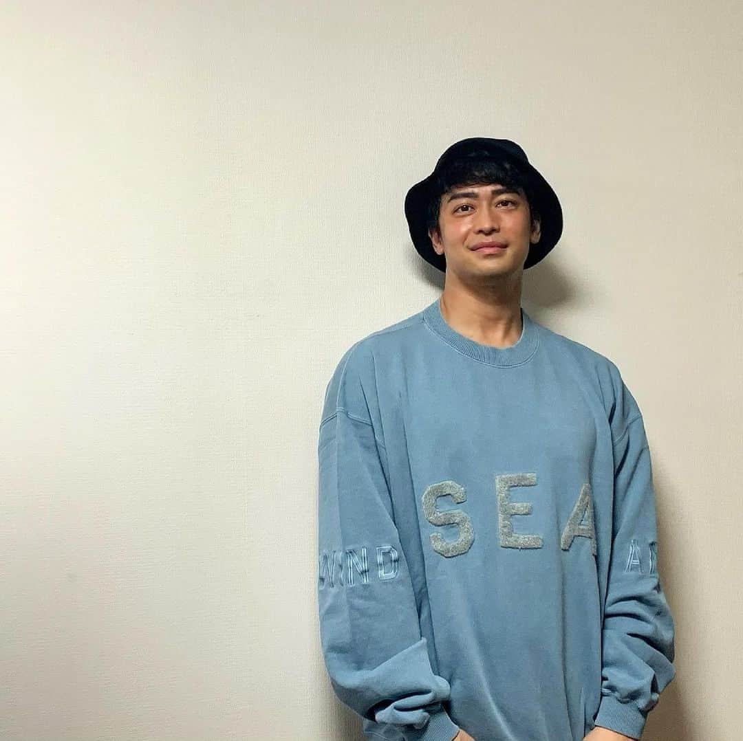 JUNYAのインスタグラム：「不思議だよね、昔はトレーナーなんて絶対着ないって思ってたけど。今は大好きだ。⠀ ⠀ @windandsea_wear ⠀ ⠀ ⠀  #mensfashionreport #mensfashion  #mensstyle #mensfitness #fitness #gym #exircise #singersongwriter #musician #singer #mensmodel #menswear #mensapparel #mensclothing #ジム #筋トレ #筋肉 #jewelry #mensfitness #歌手 #シンガー #model #fashion  #muscle #マッチョ #hairstyle #windandsea #vocal #menshair #gucci」