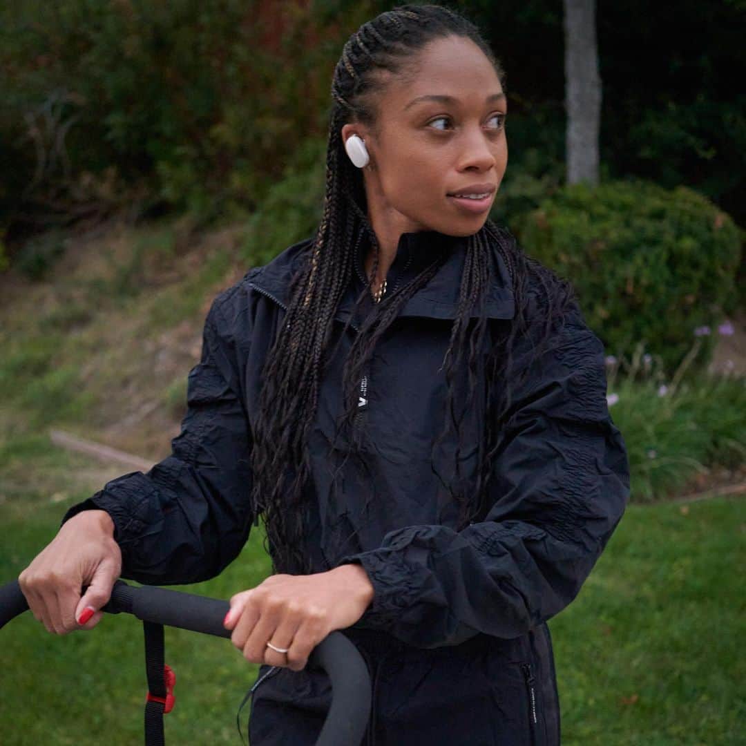 アリソン・フェリックスのインスタグラム：「Being a mother is no small win🏅 Bose Earbuds help me block out the noise and #RuleTheQuiet so I can do it all. #teambose」