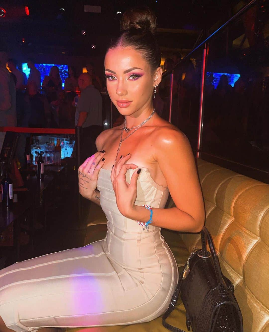 チャーリー・ジョーダンのインスタグラム：「And everyone wonders why I have such a chip on my shoulder.... Shows up to the club to get my table, i waited for ten minutes bc the security thought I was waiting for a man to walk in bc why would a girl have her own table  Then a random dude smacked my ass walking to my table so I fucking turned around to smack him across the face and he was gone  Get to my table and my friends and I had to kick out I don’t even know how many dudes that decided to drunkenly walk into my table and just didn’t give a fuck  I’ve spent the past four years in industries dominated by men, and let me tell you I’ll never be the lost 17 year old letting a promoter take me from club to club ever again haha. That shit was scary. The club was lit tho 😉 so excited to start djing again in July!」