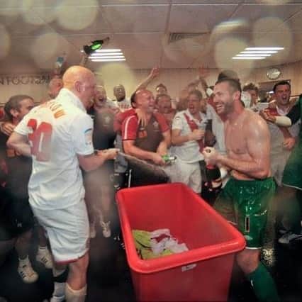のインスタグラム：「10 kilos ago sorry years!! Looking forward to the next 10....years not kilos 😃 #wemarchon @southamptonfc #saintsfc ⚪️🔴⚪️🔴」