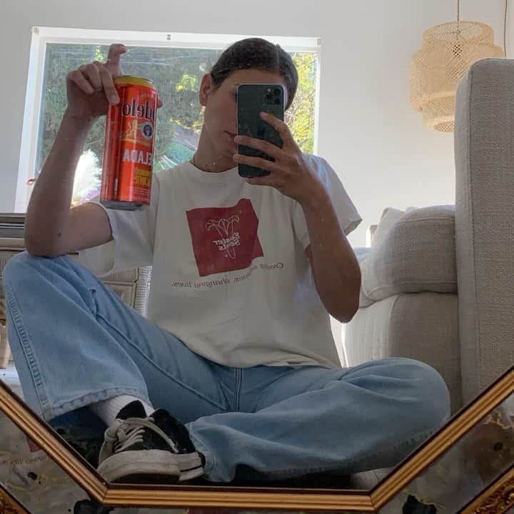 Shannon Beveridgeのインスタグラム：「get vaxxed, hug your friends 🥰」