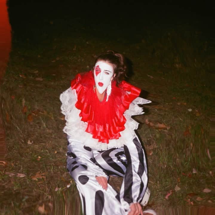 HOLYCHILDのインスタグラム：「Hi everyone it’s Liz, the lead singer of HOLYCHILD. Check out my solo project @revengewife Here’s a clip of the single I released today!! Ahh ♥️♥️♥️」