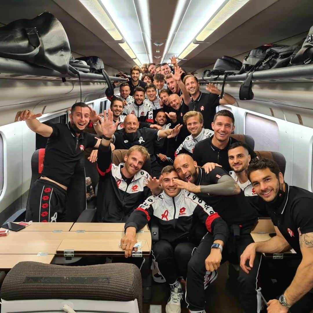 ルカ・リゴーニのインスタグラム：「SERIE🅱️ Obiettivo raggiunto ❕❗️ Complimenti team⚪️🔴 —————————————————————— #vicenzacalcio」