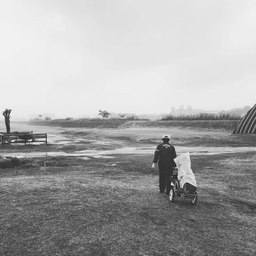 ホトゴルフ（蛍原徹）さんのインスタグラム写真 - (ホトゴルフ（蛍原徹）Instagram)「「ホトゴルフ」の主宰者、 ゴルフ変態おじさん蛍原徹の哀愁ある姿をお楽しみください！  本日21時から、いよいよ 東野さん岡村さんをゲストに 招いてのただただ楽しいゴルフ 始まります！  https://www.youtube.com/channel/UC42IOBjQmeDysuc5TaHMZfQ/about  YouTube「ホトゴルフ」！ チャンネル登録お願いします！  #蛍原 #ホトゴルフ #ゴルフ好きとつながりたい  #ゴルフ変態 #ゴルフマニア #ごるふ男子  #ごるふ女子」5月8日 8時42分 - hotogolf