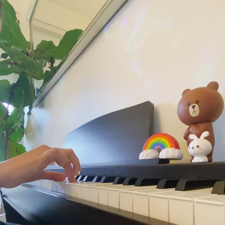 サイモンとマルティナのインスタグラム：「If you enjoy happy little tunes, I’ll be posting my improv piano doodles @king.kogi 👑🐷 And in other exciting news, I filmed a video today all about Dim Sum 🤤 time to import and edit...BUT FIRST 🎹 time 🎶」