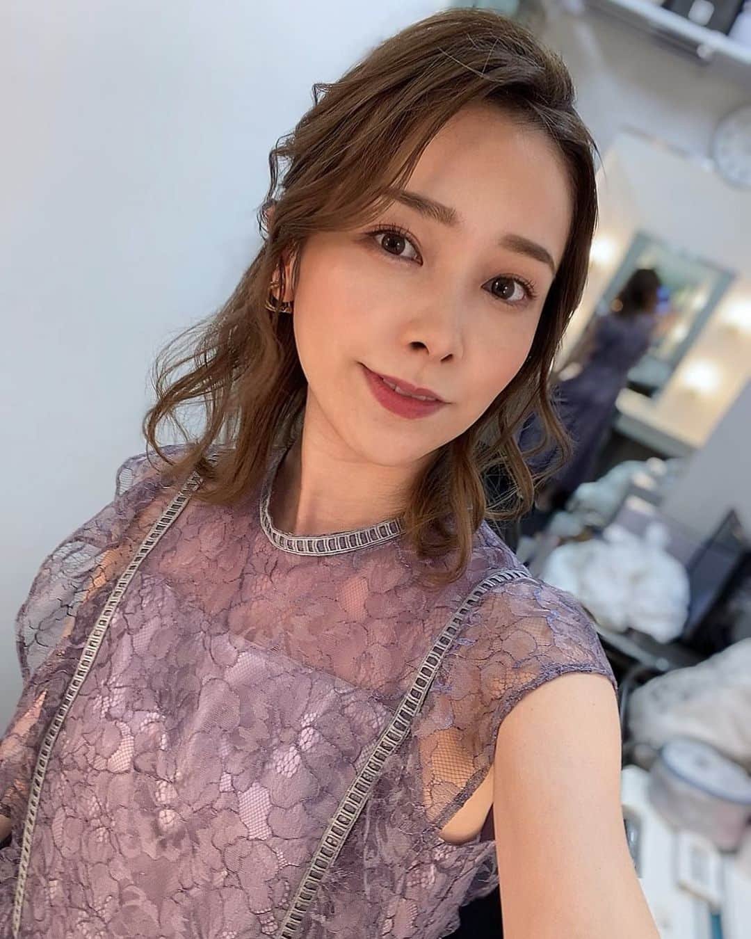 黒澤詩音のインスタグラム：「#グリーンチャンネル 🏇 ありがとうございました！  明日は、 #nhkマイルカップ 🏆 皆さんの本命は？？  衣装はすみれ色の #ワンピース 👗 ヘアメイクは #ハーフアップ にしてもらいました✨  #keiba #競馬 #umajo #衣装 #アナウンサー #G1 #nhkマイルc #馬券」