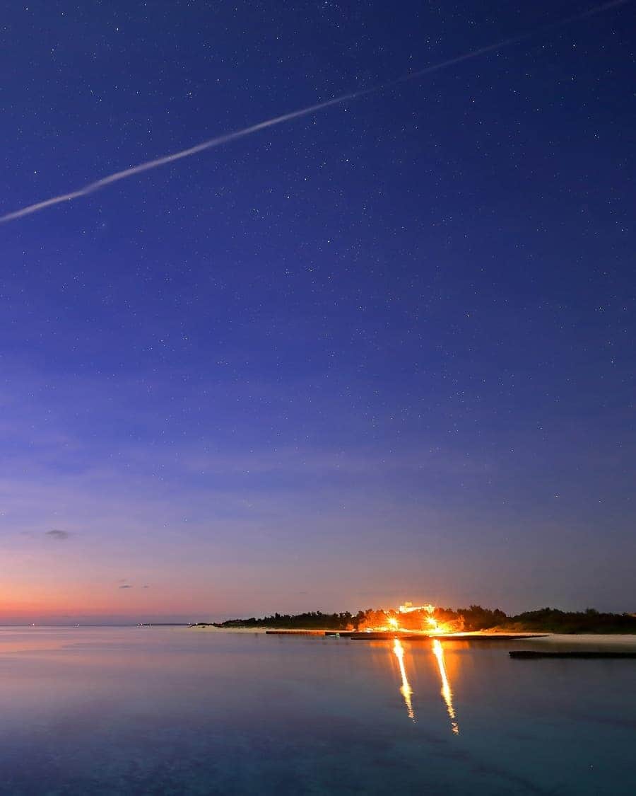 はるさーさんのインスタグラム写真 - (はるさーInstagram)「←← #スワイプしてね →→  日没後の来間大橋からの眺めです。 凪・夕焼け・飛行機雲・星・月明かりなど綺麗な要素が満載でした。 (2枚目手前の海の中が透けて見えるのは月明かりによるものです)  #宮古島 #来間島 #来間大橋 #マジックアワー #癒しの風景 #夕焼け #オレンジ友の会 #飛行機雲 #空が好きな人と繋がりたい #ダレカニミセタイソラ」5月8日 19時44分 - harusa0222