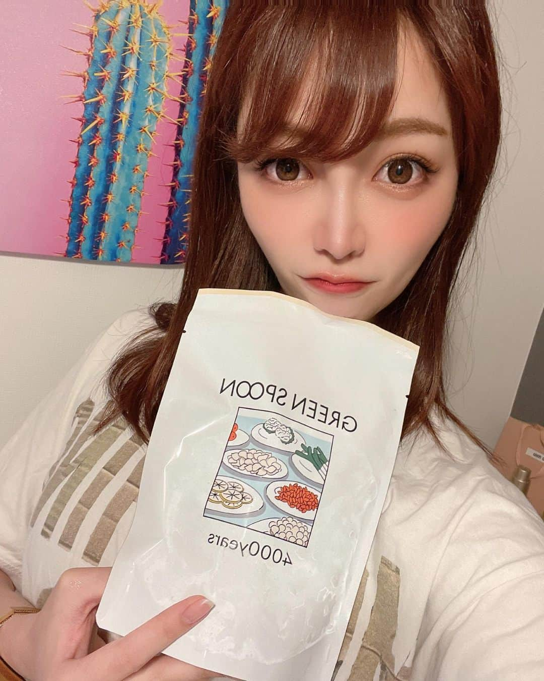 サヤカさんのインスタグラム写真 - (サヤカInstagram)「. 先日 @greenspoonjp が届いたよ💓 スムージーもあったけどわたしはスープセットにしました 😌 15種類近くあるスープからパーソナル診断で自分に合うスープを選んでくれるの😍  わたしはなるべく低脂質で低カロリーのものを選びました🥺！  パケも可愛いし冷凍になっているからお水を入れて揉み込んでレンチンするだけで出来上がりと言うお手軽さ🤗✨  味はもちろん美味しい🤤🤤  今回は薬膳スープを飲んだけど、他にもトムヤムスープとかカボチャのポタージュとか頼んだから飲むのが楽しみ❣️  スープは腹持ちもいいし体も温まるからあと一品欲しい時にとってもおすすめです☺️  気になる人はチェックしてみてください😆  https://bit.ly/2K5L0xT  #グリーンスプーン #グリーンスプーンスープ #ダイエットスープ」5月8日 19時03分 - saya._.workout