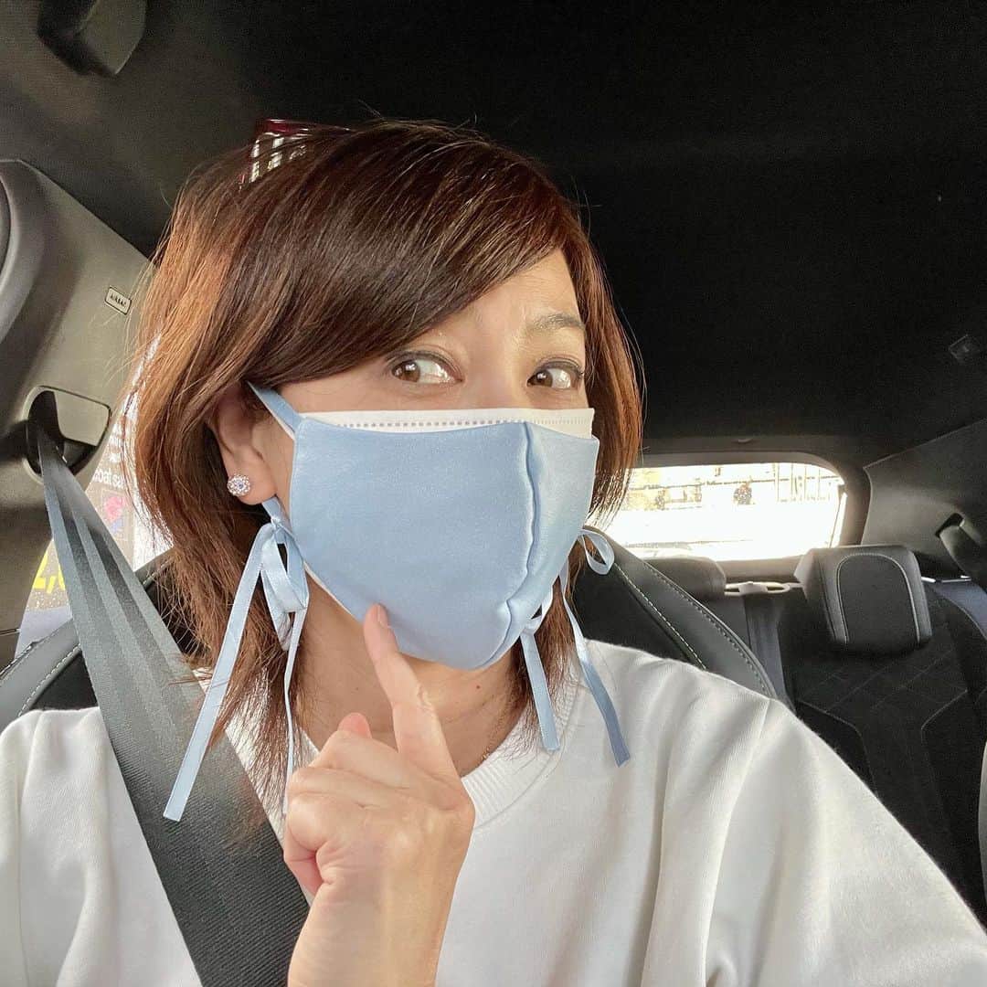 吉田由美さんのインスタグラム写真 - (吉田由美Instagram)「#マスクコーデ  水色と白のギンガムチェックのパンツなので、水色のマスク  水色も可愛い😍  #guリボンマスク」5月8日 10時48分 - yumi__yoshida