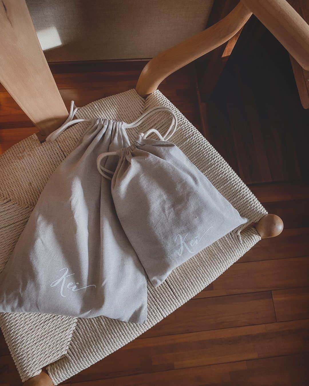 鬼辻麻衣さんのインスタグラム写真 - (鬼辻麻衣Instagram)「いくつあっても困らない、 むしろあると助かる万能な巾着袋👶🌿  ベージュが可愛くて、、、 @linoa__baby でオーダーしました😚  名前入りアイテムはプレゼントにも喜んでもらえるし、 👶用だけじゃなくて、自分用にも、、🤎 おすすめです🥰  🗣こんなんなんぼあってもいいですからね！　 by ケイ。笑」5月8日 10時55分 - kitsumai