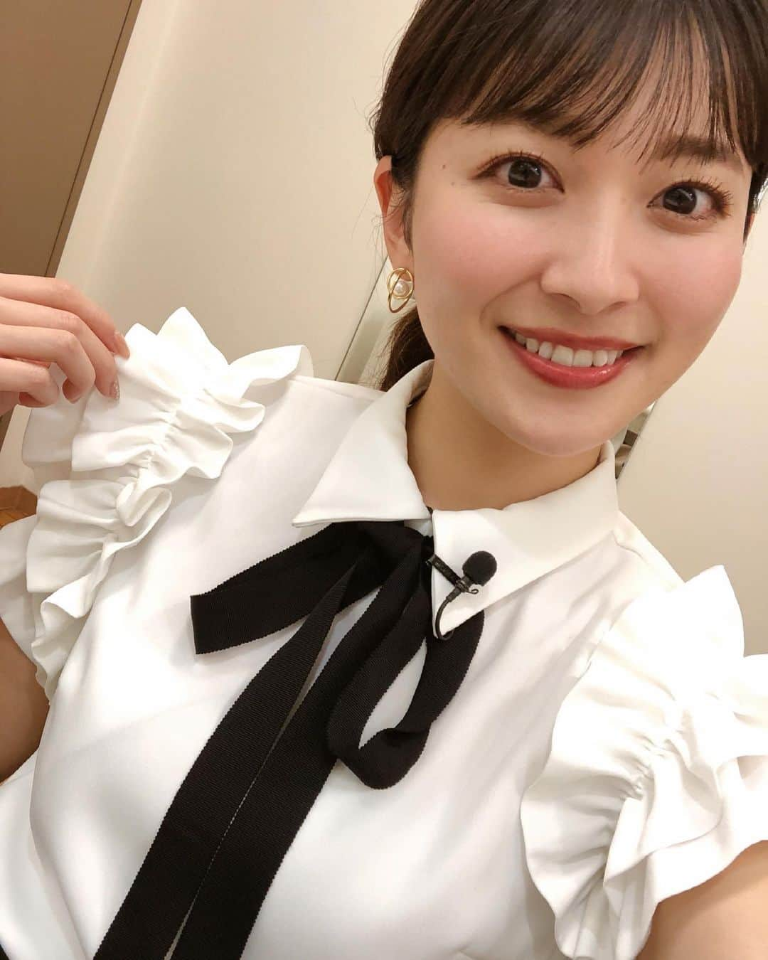 山本里菜さんのインスタグラム写真 - (山本里菜Instagram)「. みなさん 今夜19:00〜は 『ジョブチューン2時間SP』 ですよ😊💓  ・ローソンの人気商品ジャッジ企画 ・インスタント麺のアレンジレシピ対決  ぜひご覧ください💖  tops.skirt⇨@huedaytoevening ピアスは手作りです☺️❤️  #ジョブチューン　#ローソン　#ジャッジ　#インスタント麺　#アレンジレシピ　#リボン　#トップス　#フリルブラウス #ハンドメイドアクセサリー #ピアス　#アクセサリー　#handmade #handmadejewelry」5月8日 11時18分 - rinayamamoto_0622