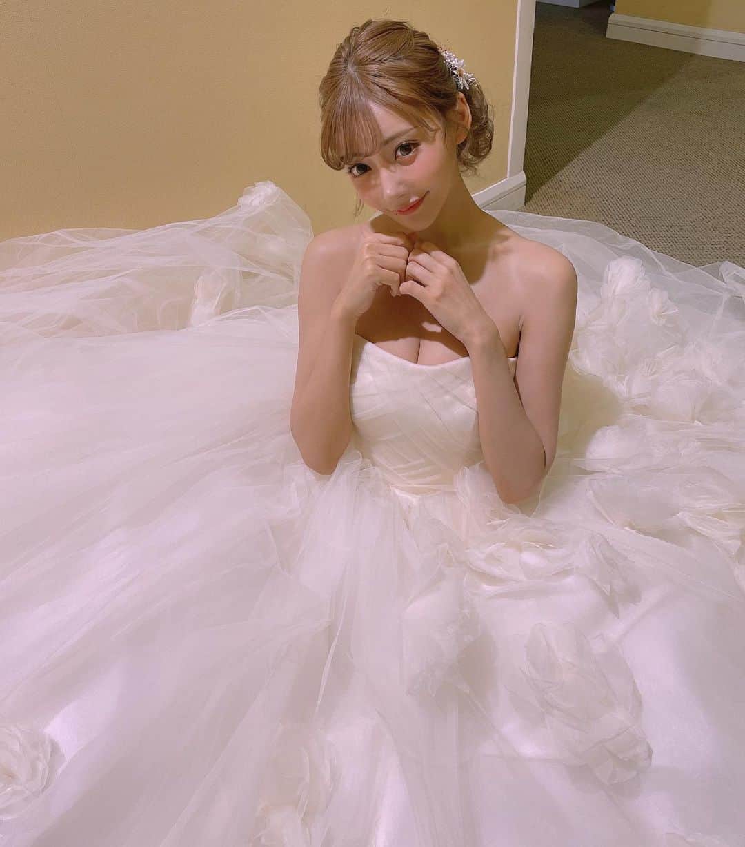 明日花キララのインスタグラム：「@sniii_info さんのMVに A専女役で出演しています👰🏻‍♀️💐 No.1A専はさすがに身に余る光栄でございます🥲🥲🥲」