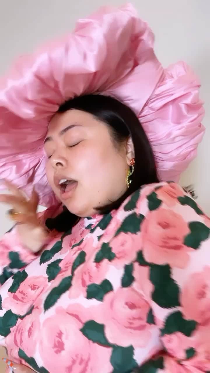 渡辺直美のインスタグラム：「一本歯下駄セクシーダンスinニューヨーク One-toothed geta sexy dance in New York   These are Japanese traditional footwear "one-toothed geta sandals." These are really hard to wear and trains your inner muscles. I have a super solid inner muscle and can easily dance in them🤣🤣  I'm probably the only one who danced to this song in this style🤣  今日一本歯下駄が無事ニューヨークに届きました！ 引越しの荷物の中から一本歯下駄が出てきた時は謎すぎて笑ってしまいましたが、新しい自分と出会えました👺 下駄でリズム取る日が来るとは👺 あいらぶじゃぱん あいらぶてんぐ」