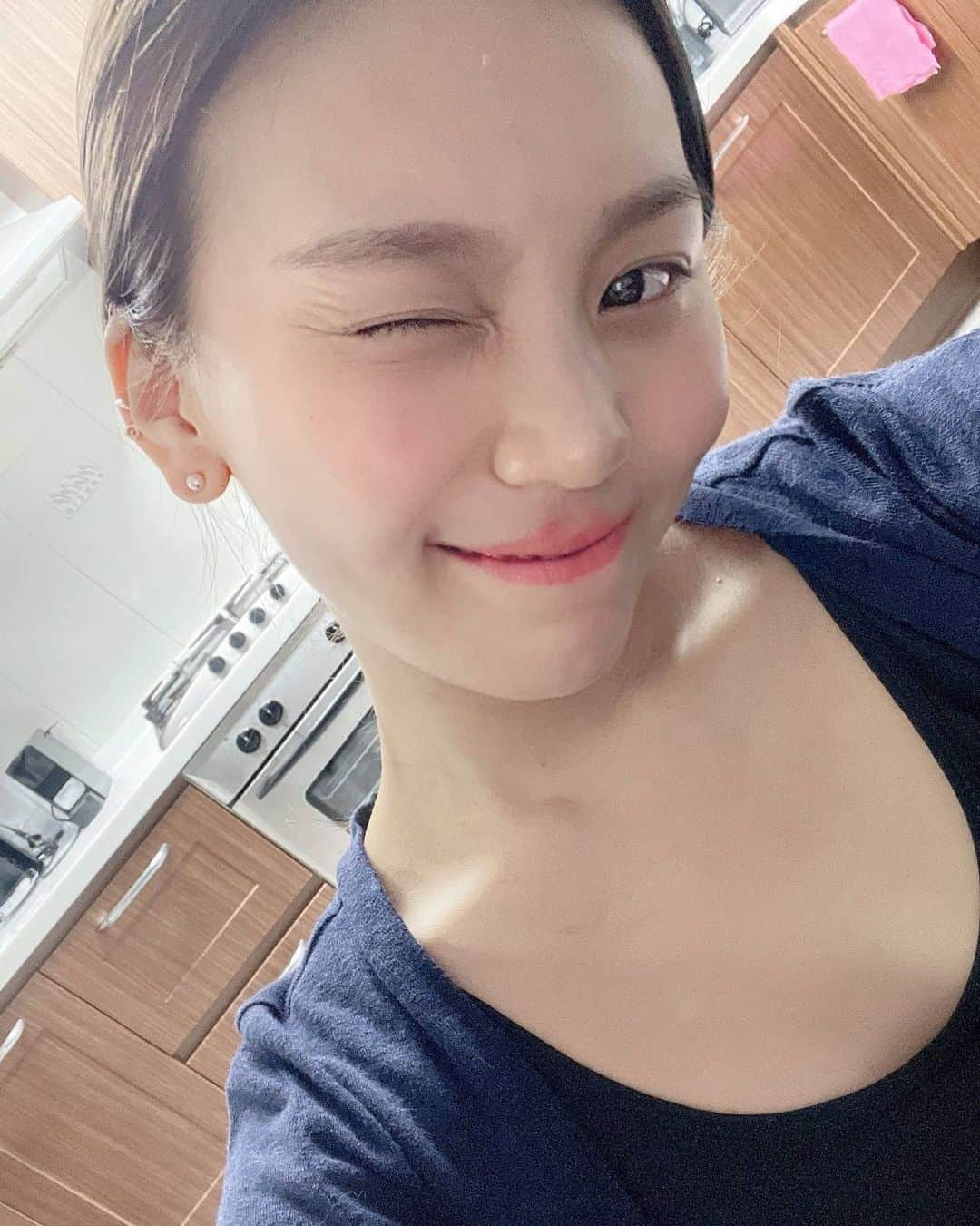 オムジのインスタグラム：「📸 요래조래 #여자친구 #엄지 #GFRIEND #UMJI」