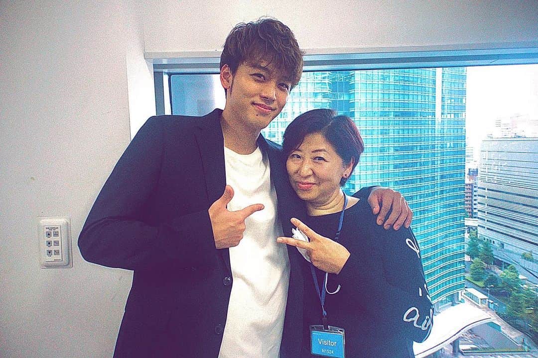 竹内涼真のインスタグラム：「日本テレビ　『スッキリ』  清塚さんとのコラボ楽しんで頂けたでしょうか⁉︎ ちなみに僕は人生で1番緊張しました。  生で歌う難しさ緊張感を体感できた事は僕としても凄く収穫があった時間でした。  僕は歌う事が好きです。でも舞台に立ってお客さんに伝えるというのは、全く別物なんです。　 そんなレベル0からの僕を支えてくれているのが、ボイストレーナーの 『林絵理先生』です。先生が居なかったら昨日のパフォーマンスには到底辿り着けませんでした。  昨日のパフォーマンスは僕的には、まだまだで…これから本番に向けてもっと磨きをあげていきます。  大変難しい時期ですが　   なんとかミュージカル#17again  をみなさんに届けてられたらなーと祈ってます。  みなさんと劇場お会いできることを…🙏」