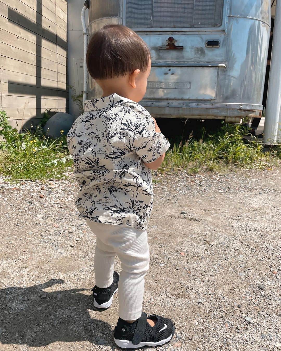 佐野真依子さんのインスタグラム写真 - (佐野真依子Instagram)「お気に入りの息子Coordinate🌴 柄シャツがなんだか一丁前で とってもかわいい🌼 夏用の履きやすいお靴が なかなか見つからなかったんだけど 旦那さんのママにもらった ナイキのエアリフトがとっても 履きやすいみたいで すごくよかったーーー💕👟」5月8日 12時12分 - sanomaisanomai