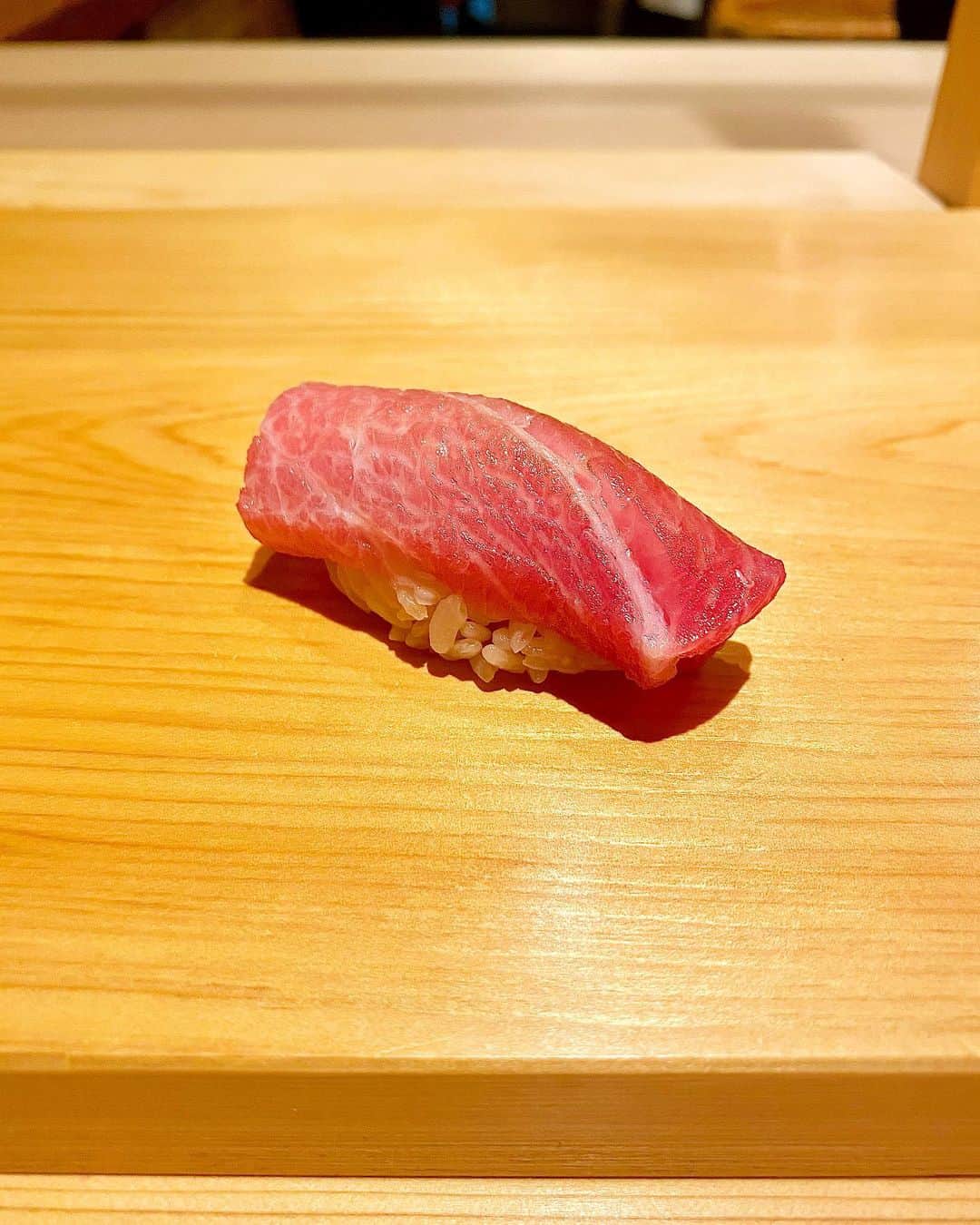 ririさんのインスタグラム写真 - (ririInstagram)「美味しかったお寿司屋さん🍣 鮨　さかい　✴︎  食べた瞬間🥺めちゃおいしー😣って 終始感動していました💕  鮪は絶品‼️  福岡にきたらぜひまた 行きたいお店です🌱  ごちそうさまでした🤤💕  #love #鮨 #寿司」5月8日 12時25分 - riri.ribon