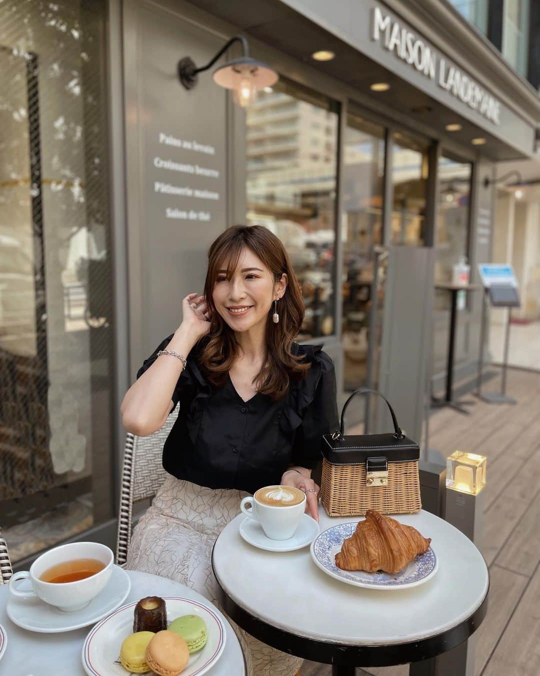 l.lily1013のインスタグラム：「𝑀𝑎𝑖𝑠𝑜𝑛 𝐿𝑎𝑛𝑑𝑒𝑚𝑎𝑖𝑛𝑒﻿. 🗼🇫🇷 パリでクロワッサンが有名になって 2010年に日本にオープンしたパン屋さん。 ちょうどエシレバターが流行って発酵バターブームだった気がする🙄✨  「ル・フィガロ」誌でパリでもっともおいしいクロワッサン3位に選ばれたクロワッサン✨☽･:*  職場が近かったので来たことはあったけど、11年振りに来店🍞🇫🇷  相変わらず美味しい😋💛 特に持ち帰りにしたクイニーアマンがめちゃくちゃ美味しかった🤎 テラス席はパリっぽくて可愛い🗼🇫🇷 すごく近くに東京タワーあるしね😂✨  室内の席は電源Wi-Fi完備で 朝8時からやってるよ✨﻿ ﻿ メゾン・ランドゥメンヌ  📍東京都港区麻布台３丁目１−５ 日ノ樹ビル﻿ 📞03-5797-7387﻿ 🕗8:00〜18:30﻿ 🚃六本木1丁目駅/神谷町/赤羽橋﻿  コーデは tops @gu_for_all_  skirt @mercuryduo_com ﻿ ﻿shose @zara   #きれいめコーデ#東京カフェ #東京グルメ  #カフェ巡り  #六本木カフェ#mercuryduo #ザラジョ#ジーユーコーデ #東京カフェ巡り #パン屋さん #パン屋巡り #パリジェンヌ #六本木ランチ #カフェ巡り #カフェ好きな人と繋がりたい #パン屋めぐり #roppongi #テラス席」