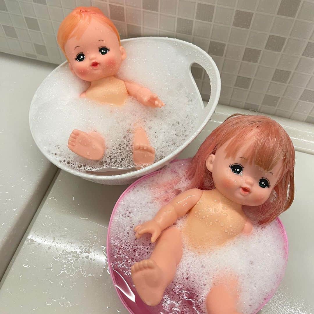 田村淳のインスタグラム：「まさかだよ 俺の人生にメルちゃんとお風呂に入る時間があるとは想像もしなかった^_^メルちゃんはお風呂に入れると髪の毛の色が変わるんだよw長女がメルちゃんの熱狂的なファンです♡  #メルちゃん  #お風呂 #メルちゃんの髪がパサついてたからトリートメントしてみたよ #不意にメルちゃん」