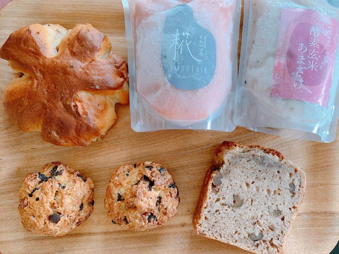 渕上沙紀さんのインスタグラム写真 - (渕上沙紀Instagram)「オオクボっクスさんのインスタグラムを見て、居ても立っても居られなくなって。 お家でいただきます🥐 パンを食べる休日。 #hachilabo#ハチラボ #こめのはな」5月8日 12時53分 - saki_fuchigami