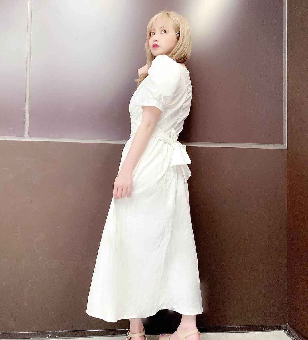まりなちゃんのインスタグラム：「白ワンピと春ブーツ♡♡  可愛い。モテない訳ない😢 @randy_online_」