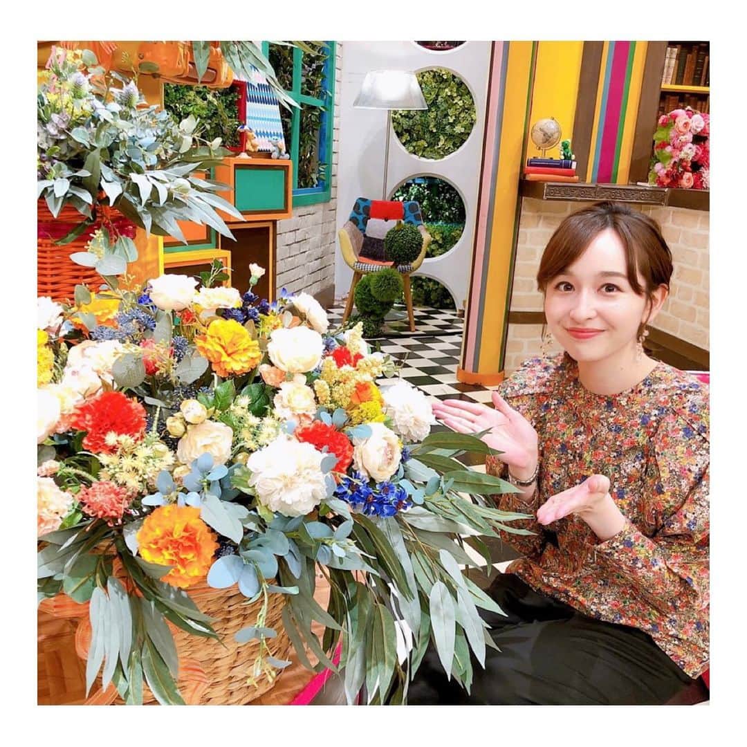 宇賀神メグさんのインスタグラム写真 - (宇賀神メグInstagram)「👑 . .  ブランチのスタジオに 色とりどりのお花が飾ってありました💐 華やかで綺麗です。  今日は偶然衣装も花柄でした。😊  . . . #王様のブランチ #お花尽くし #母の日」5月8日 19時52分 - ugajin_megu