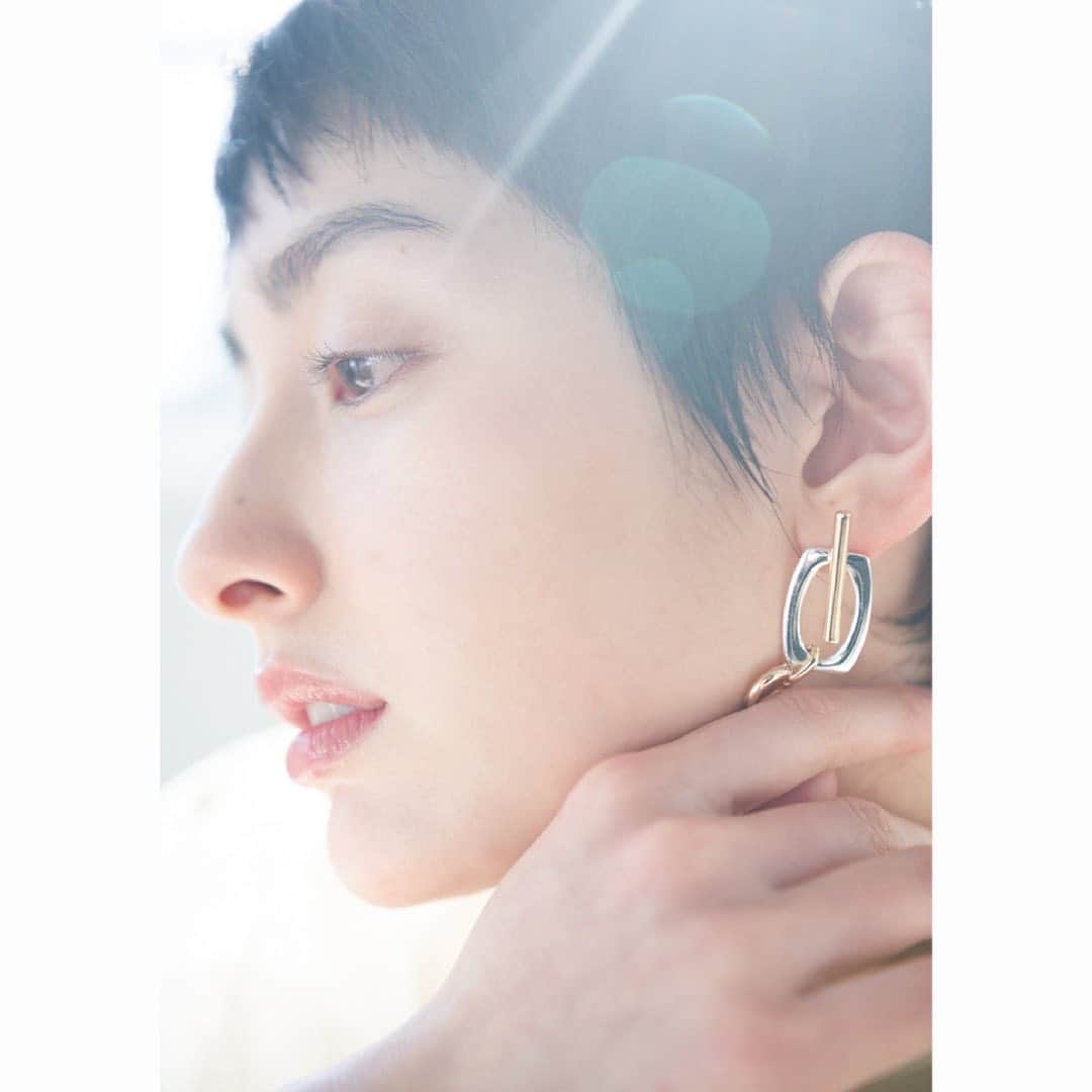 のインスタグラム：「_﻿ 作品撮りを載せるのは﻿ こちらで最後にします✌️﻿ ﻿ 友達とも会わないし﻿ 仕事もしてないし﻿ おしゃれもしないし﻿ 写真が全然ないよー🤣﻿ ﻿ ご飯の写真くらい撮ろうと思いつつ﻿ すぐ食べちゃうよねぇ🤣﻿ ﻿ マメじゃないわたしに﻿ 付き合ってくれる皆様ありがとう❤️﻿ ﻿ ﻿ thanks﻿ @sakaitakahiro_﻿ @idolmakekind﻿ @chie_make_up﻿」